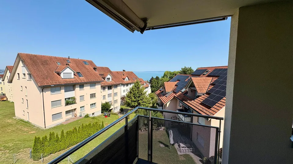Moderne 4.5-Zimmer Wohnung mit Seesicht und grossem Balkon