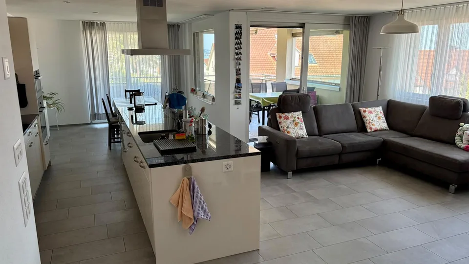 Moderne 4.5-Zimmer Wohnung mit Seesicht und grossem Balkon