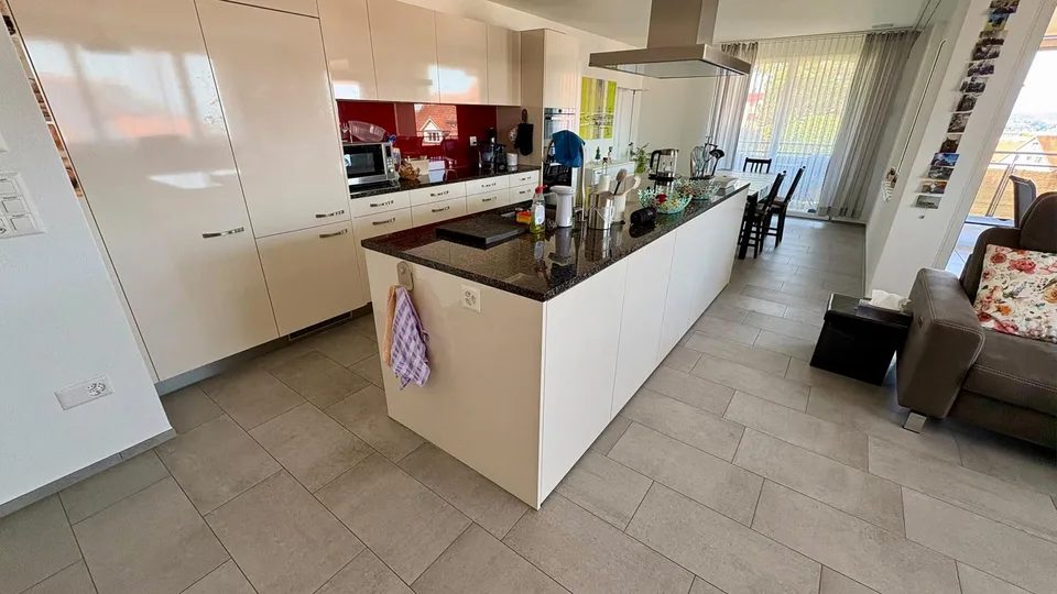 Moderne 4.5-Zimmer Wohnung mit Seesicht und grossem Balkon