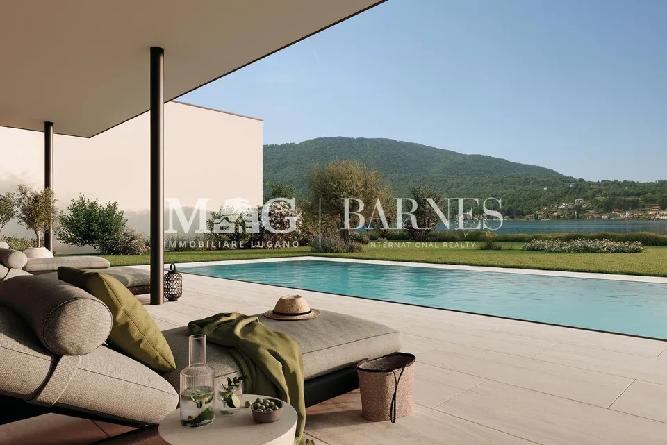 Villa fronte lago con giardino privato a Caslano