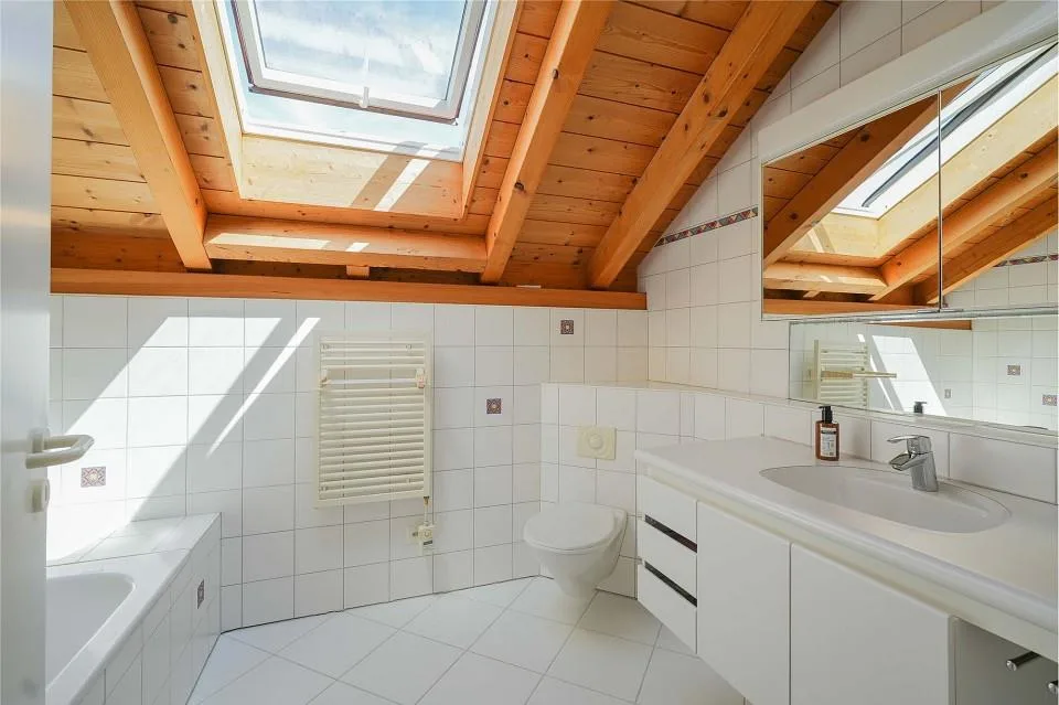 Schöner wohnen im eigenen Park: Geräumiges Haus mit viel Privatsphäre – photo 10 sur 13