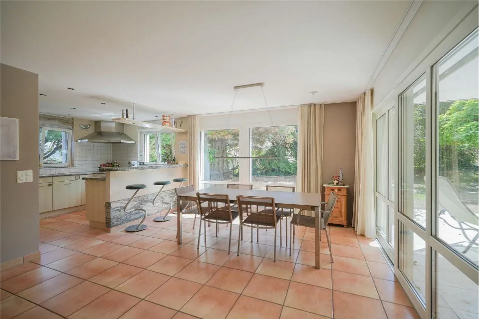 Schöner wohnen im eigenen Park: Geräumiges Haus mit viel Privatsphäre – photo 3 sur 13