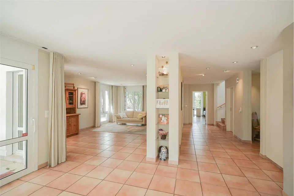 Schöner wohnen im eigenen Park: Geräumiges Haus mit viel Privatsphäre – photo 5 sur 13