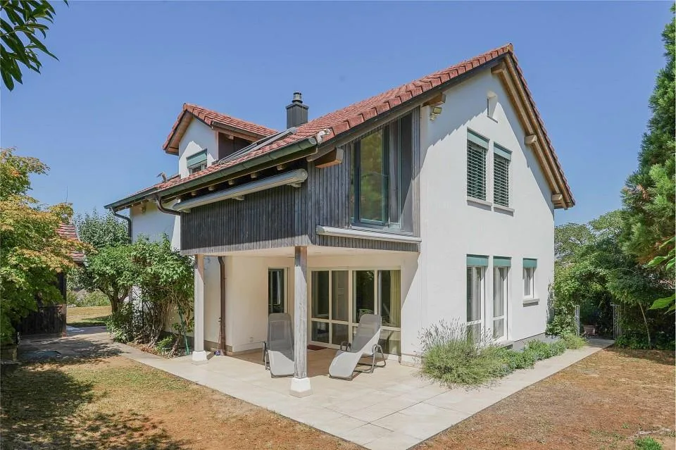 Schöner wohnen im eigenen Park: Geräumiges Haus mit viel Privatsphäre – photo 4 sur 13