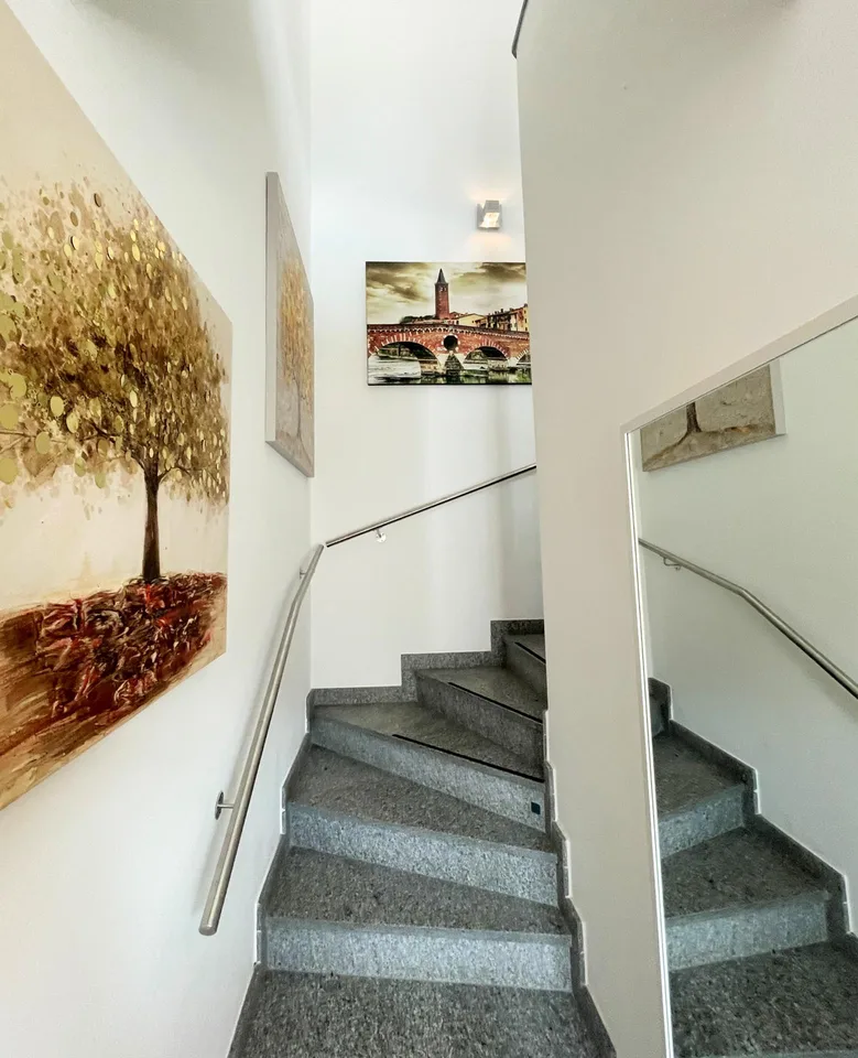 Casa molto ben ristrutturata con appartamenti di 4,5 locali duplex + 2 – Foto 13 von 22
