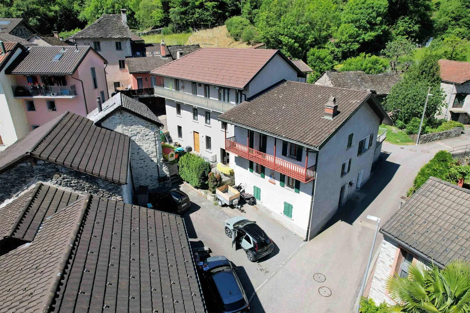 Casa molto ben ristrutturata con appartamenti di 4,5 locali duplex + 2 – Foto 4 von 22