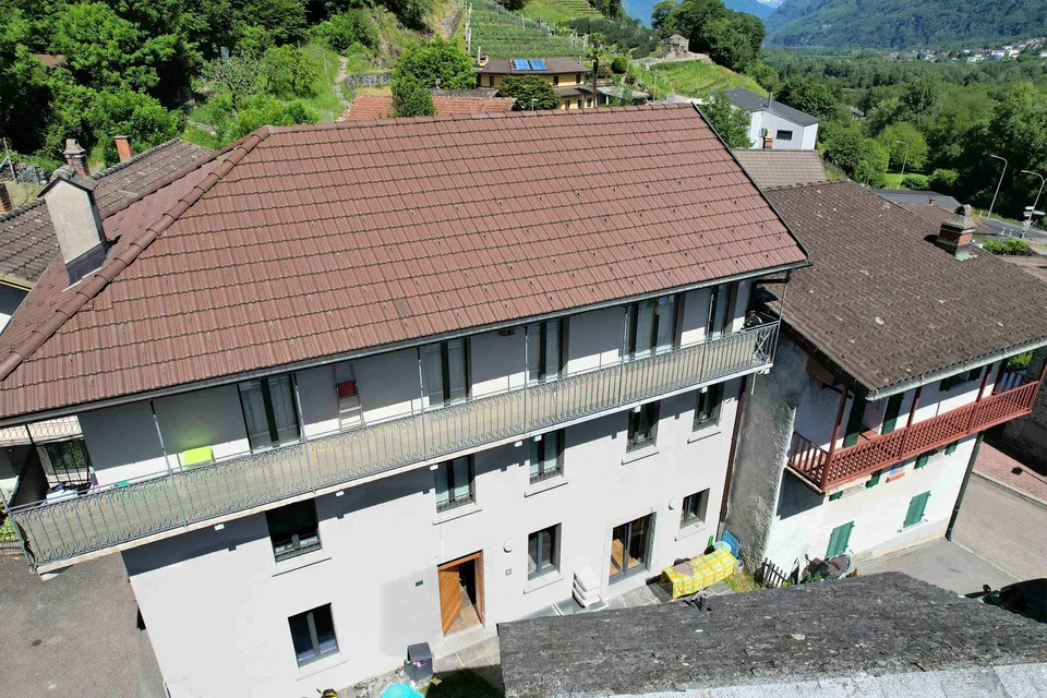 Casa molto ben ristrutturata con appartamenti di 4,5 locali duplex + 2 – Foto 2 von 22