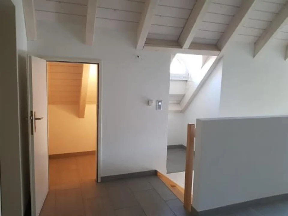 Vivere con stile e libertà – Spaziosa maisonette 4.5 locali nel cuore di Wahlen