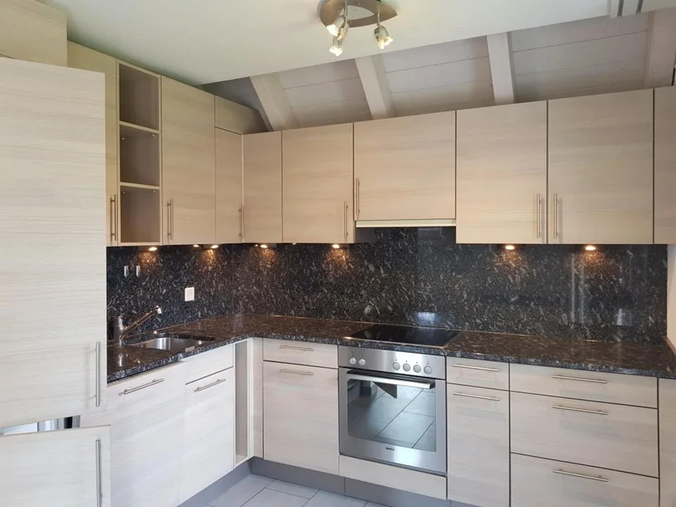 Vivere con stile e libertà – Spaziosa maisonette 4.5 locali nel cuore di Wahlen