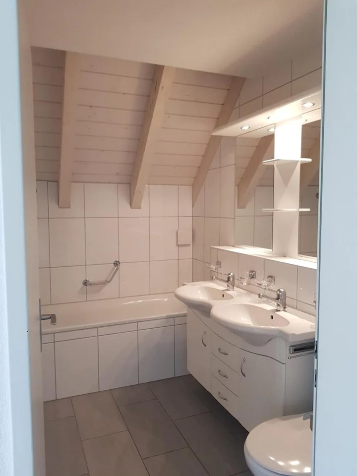 Vivere con stile e libertà – Spaziosa maisonette 4.5 locali nel cuore di Wahlen