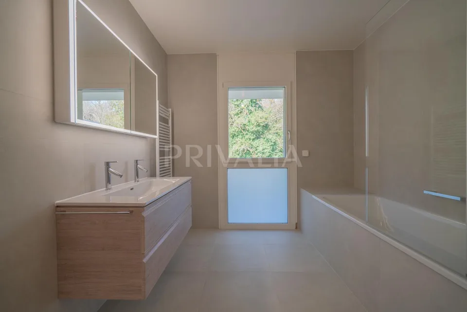 Superbe attique en duplex rénové avec terrasses et vue dégagée – foto 24 di 26