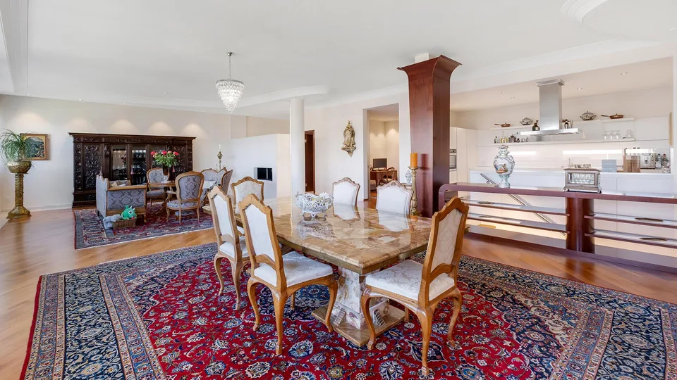 Elegante Maisonette-Wohnung mit aussergewöhnlicher Grosszügigkeit – Foto 2 von 6