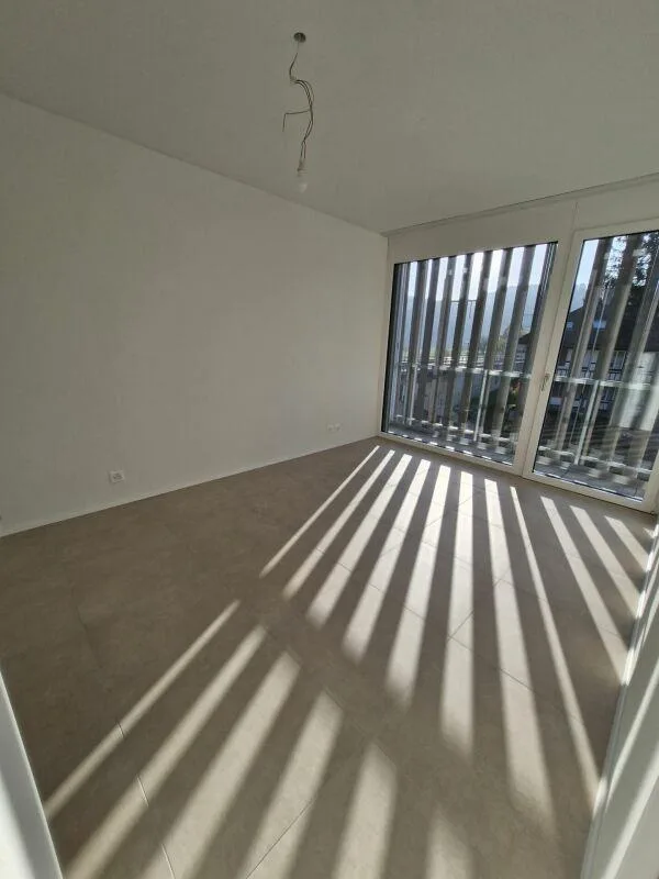 Neuwertige 3.5-Zimmerwohnung im 1. OG mit Wintergarten