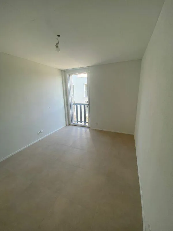 Neuwertige 3.5-Zimmerwohnung im 1. OG mit Wintergarten