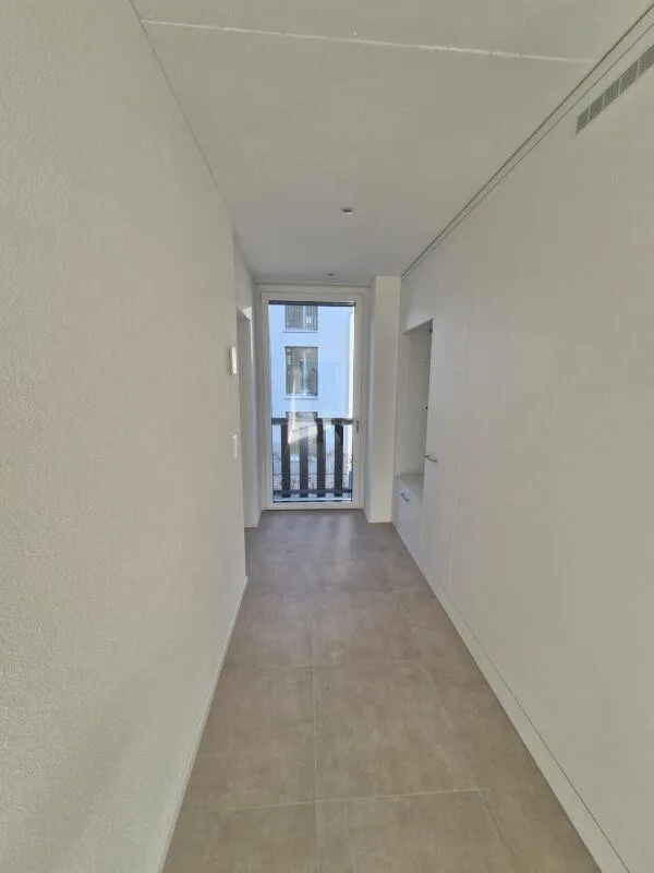 Neuwertige 3.5-Zimmerwohnung im 1. OG mit Wintergarten