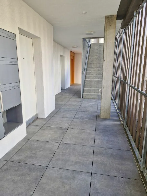 Neuwertige 3.5-Zimmerwohnung im 1. OG mit Wintergarten