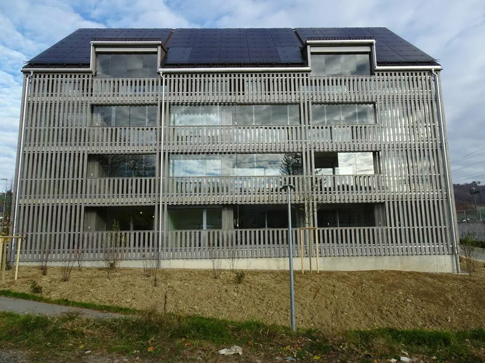 Neuwertige 3.5-Zimmerwohnung im 1. OG mit Wintergarten