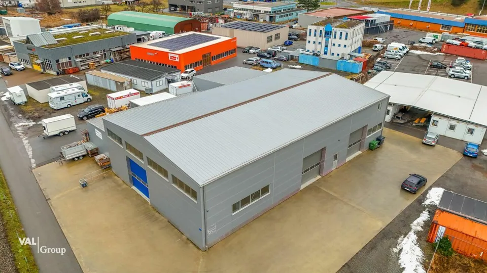 Ampio magazzino e hall commerciale in una posizione ottimale per la tua azienda