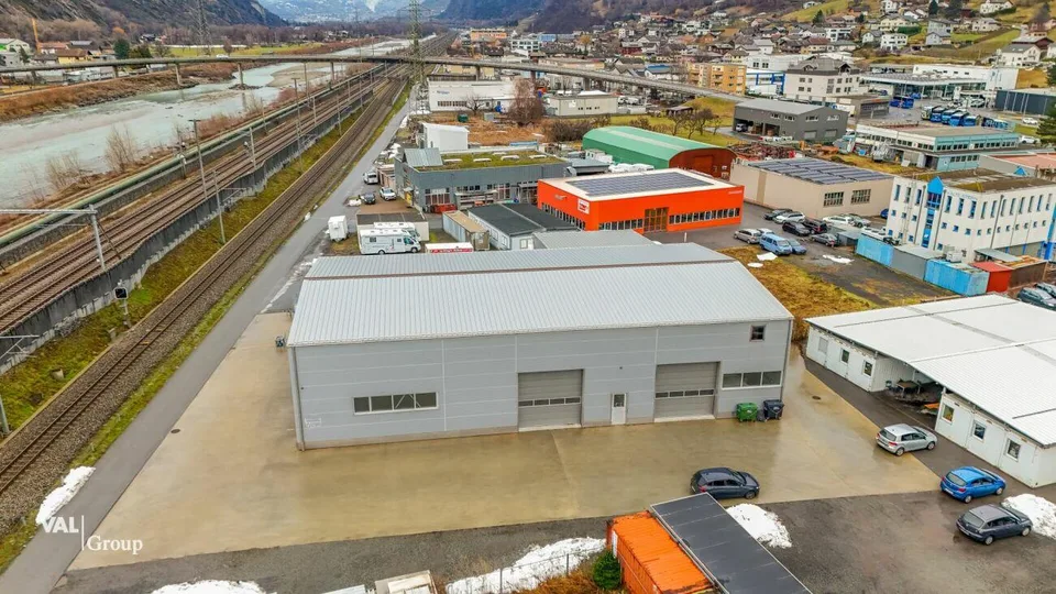 Ampio magazzino e hall commerciale in una posizione ottimale per la tua azienda