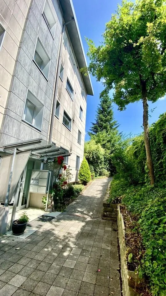 Charmante 3.5-Zimmer-Wohnung mit Aussicht! – Foto 2 von 10