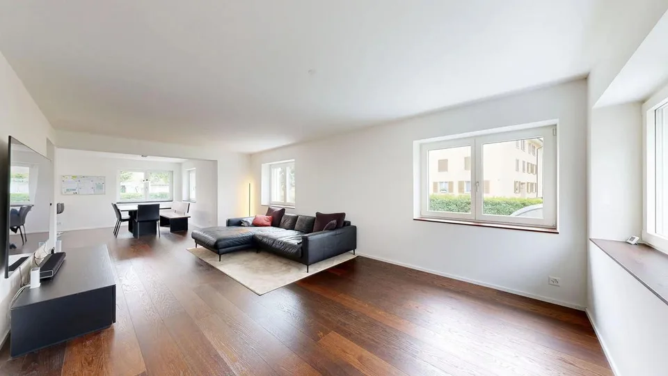 Luxuriöses 6.5-Zimmer-Einfamilienhaus mit Hobbyraum und Garage – photo 2 sur 13