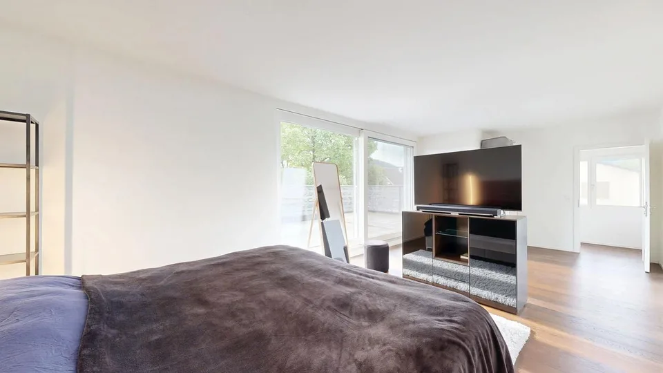 Luxuriöses 6.5-Zimmer-Einfamilienhaus mit Hobbyraum und Garage – photo 10 sur 13