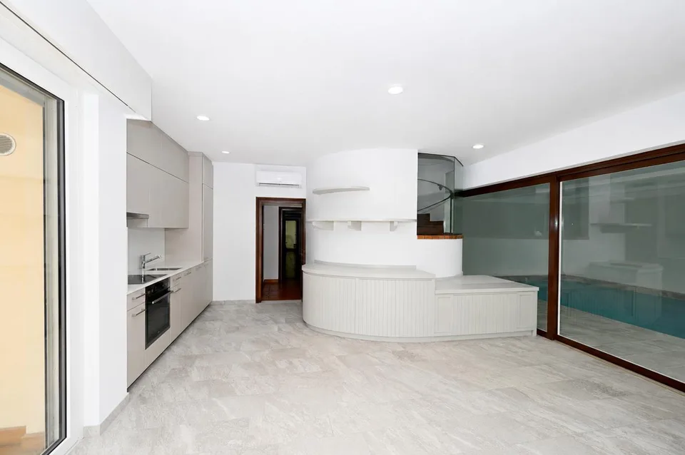 Elegante Villa con Piscina Coperta e Ampio Terreno a Vezia – Foto 23 von 28