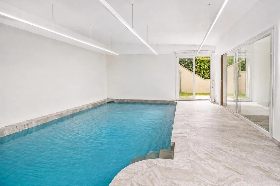 Elegante Villa con Piscina Coperta e Ampio Terreno a Vezia – Foto 22 von 28