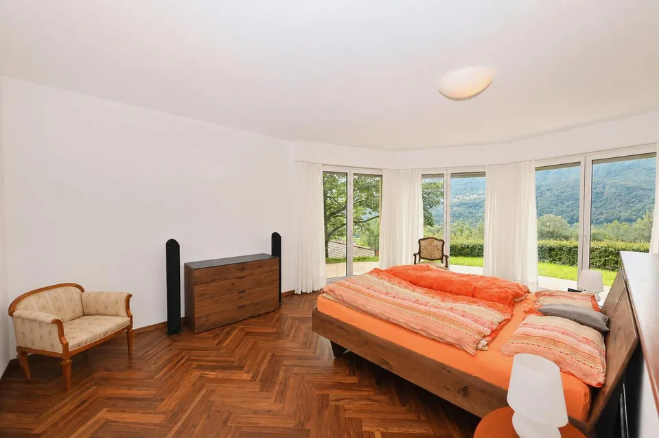 Elegante Villa con Piscina Coperta e Ampio Terreno a Vezia – Foto 14 von 28