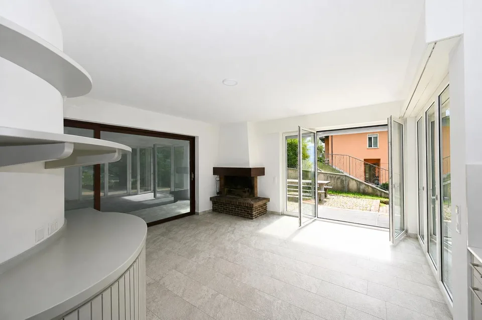 Elegante Villa con Piscina Coperta e Ampio Terreno a Vezia – Foto 24 von 28