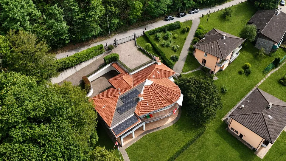 Elegante Villa con Piscina Coperta e Ampio Terreno a Vezia – Foto 3 von 28
