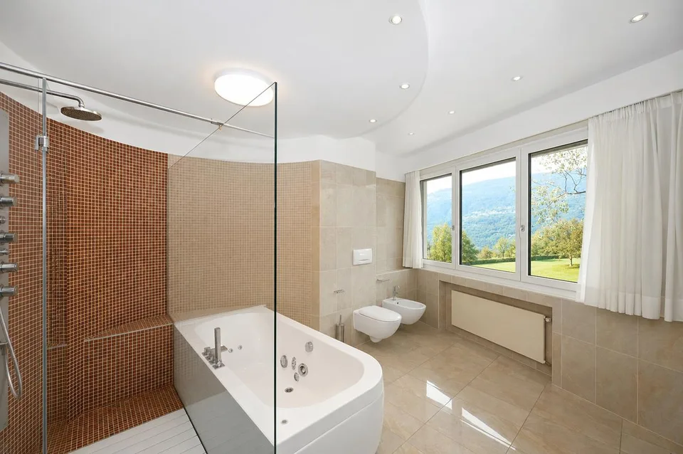 Elegante Villa con Piscina Coperta e Ampio Terreno a Vezia – Foto 19 von 28