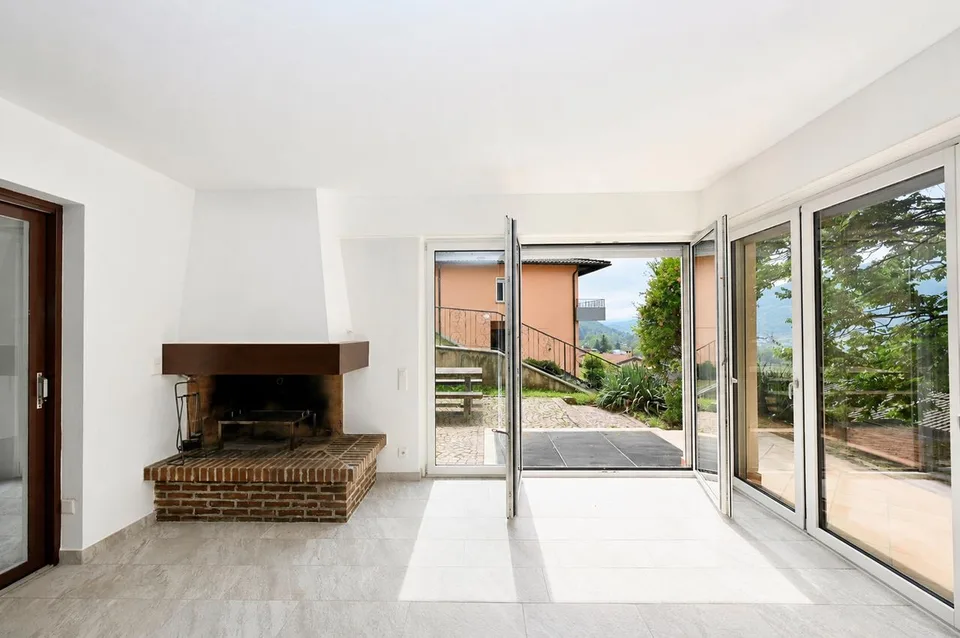 Elegante Villa con Piscina Coperta e Ampio Terreno a Vezia – Foto 25 von 28