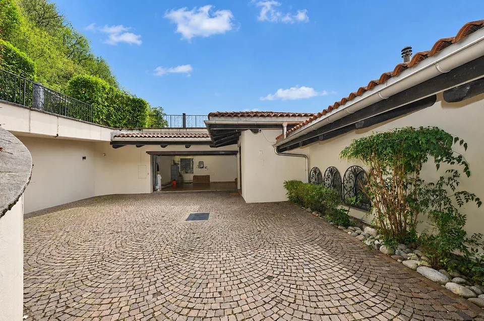 Elegante Villa con Piscina Coperta e Ampio Terreno a Vezia – Foto 26 von 28