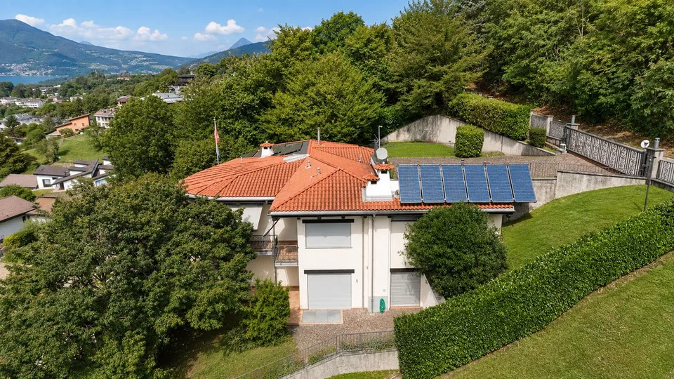 Elegante Villa con Piscina Coperta e Ampio Terreno a Vezia – Foto 2 von 28