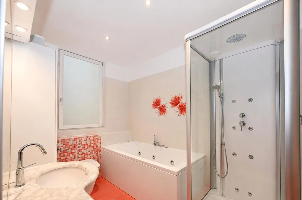 Elegante Villa con Piscina Coperta e Ampio Terreno a Vezia – Foto 20 von 28