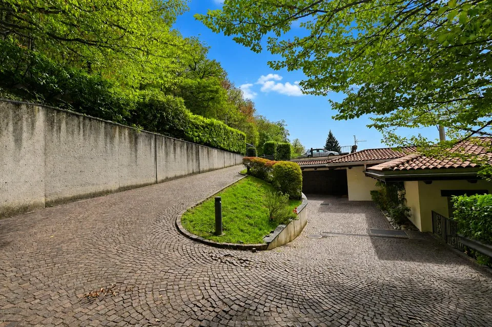 Elegante Villa con Piscina Coperta e Ampio Terreno a Vezia – Foto 27 von 28