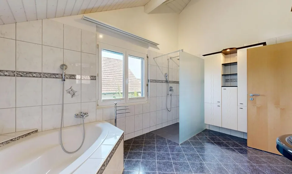 Grosszügiges Zuhause mit Garten, Garage und viel Raum – Foto 10 von 11