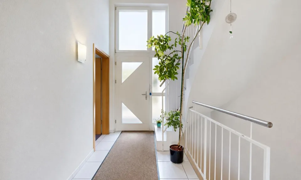 Grosszügiges Zuhause mit Garten, Garage und viel Raum – Foto 3 von 11