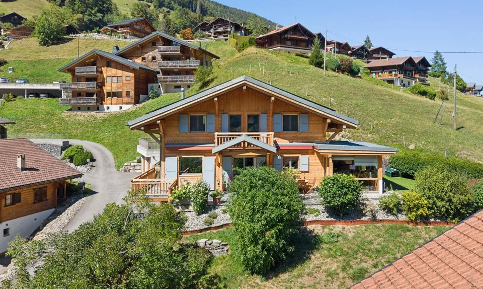 Architect's chalet with independent apartment and view of the Dents – photo 2 of 11