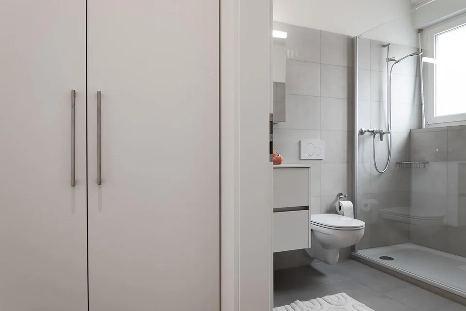 We rent in a recently renovated building – photo 8 of 13
