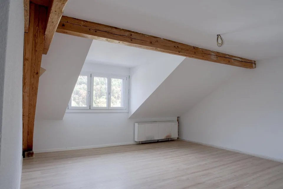 Teilsanierte Dachgeschosswohnung mit zusätzlichem Ausbaupotential – Foto 9 von 13