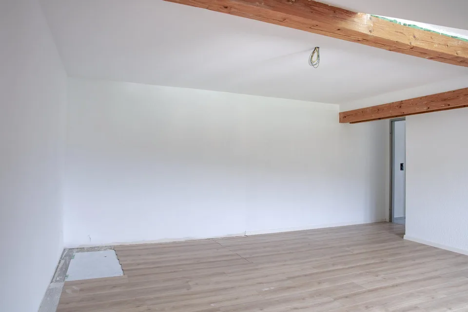 Teilsanierte Dachgeschosswohnung mit zusätzlichem Ausbaupotential – Foto 10 von 13