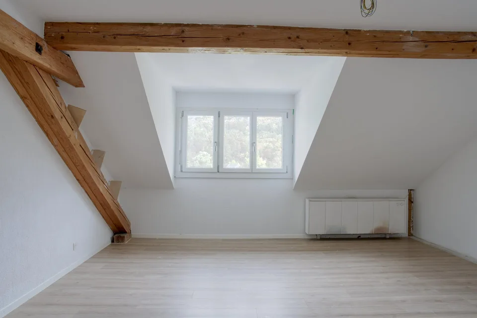 Teilsanierte Dachgeschosswohnung mit zusätzlichem Ausbaupotential – Foto 8 von 13