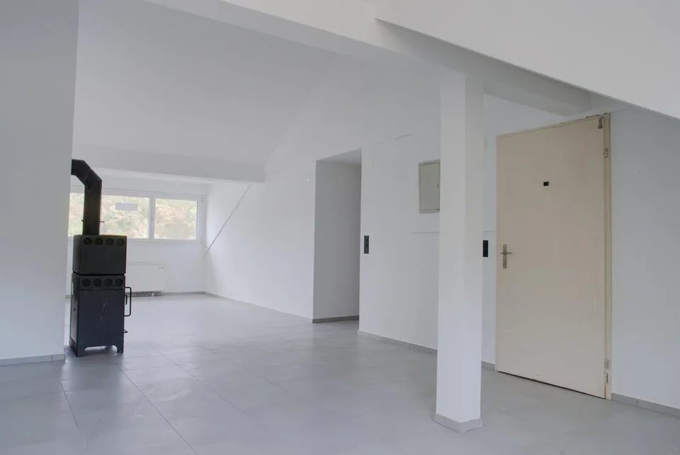 Teilsanierte Dachgeschosswohnung mit zusätzlichem Ausbaupotential – Foto 3 von 13