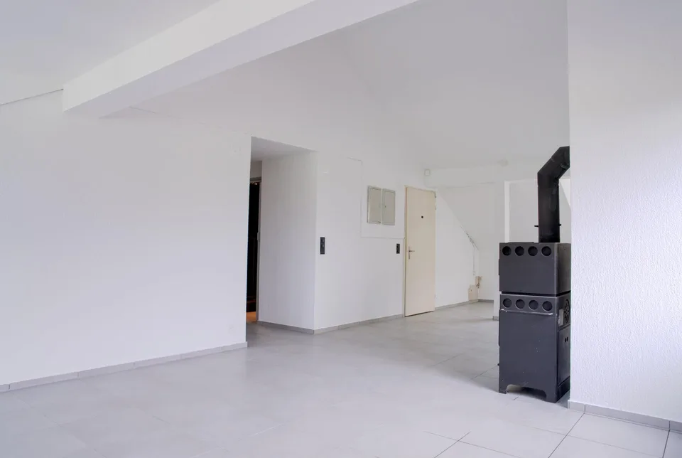 Teilsanierte Dachgeschosswohnung mit zusätzlichem Ausbaupotential – Foto 2 von 13