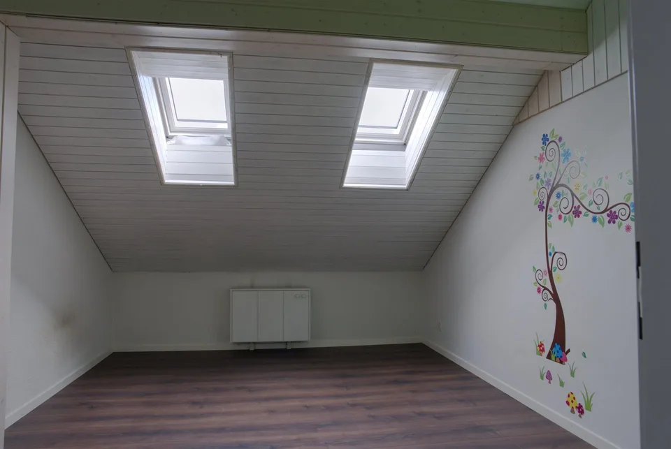 Teilsanierte Dachgeschosswohnung mit zusätzlichem Ausbaupotential – Foto 12 von 13