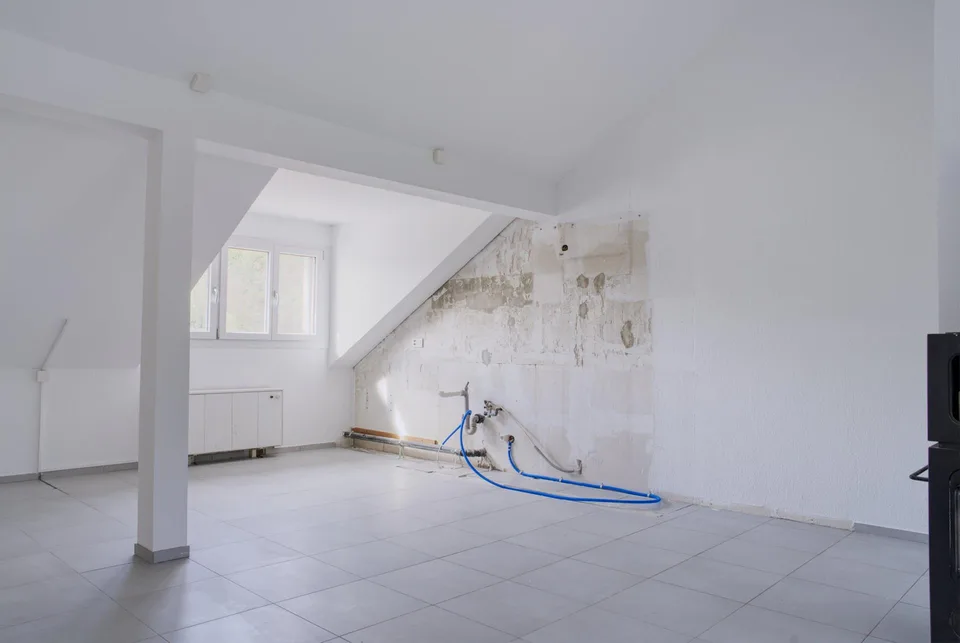 Teilsanierte Dachgeschosswohnung mit zusätzlichem Ausbaupotential – Foto 6 von 13