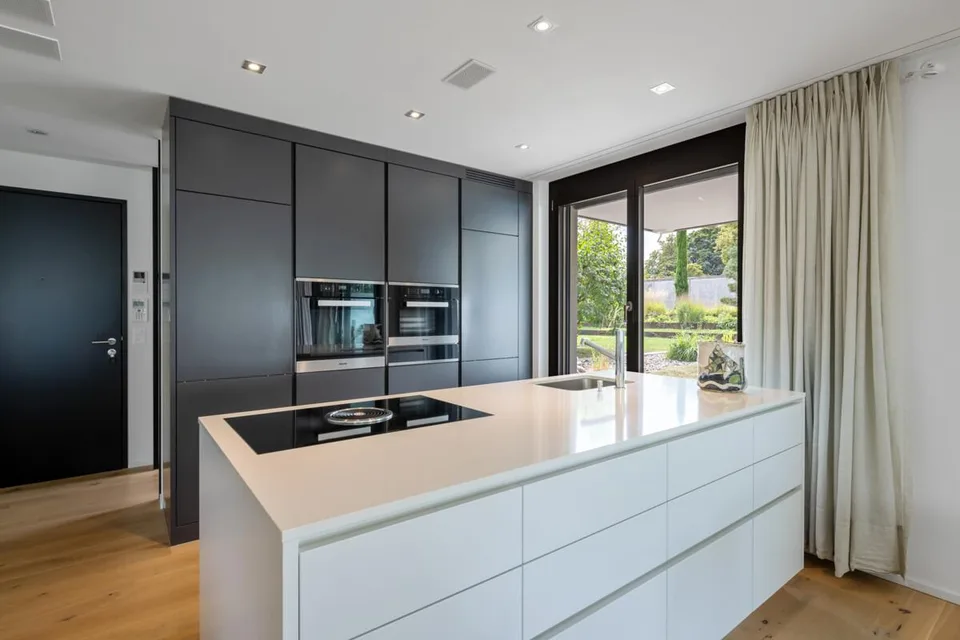 Küsnacht: moderne Gartenwohnung mit grosszügigem Aussenbereich – photo 3 sur 6