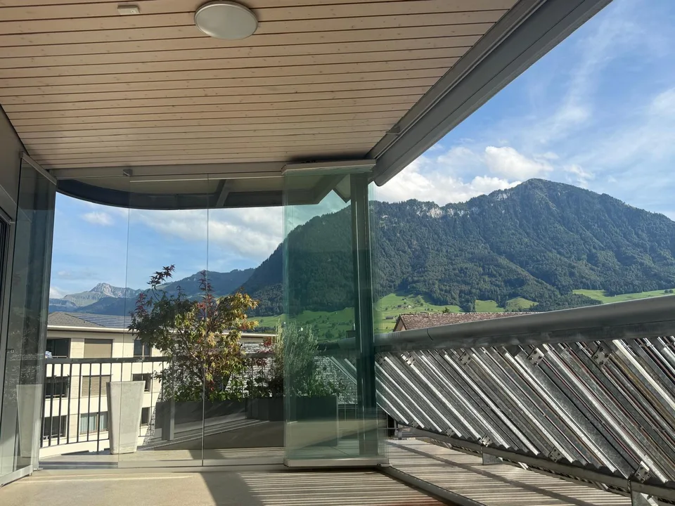 Helle 5.5-Zi-Whg, Balkon, Bergblick, Garage, mitten in Ennetbürgen